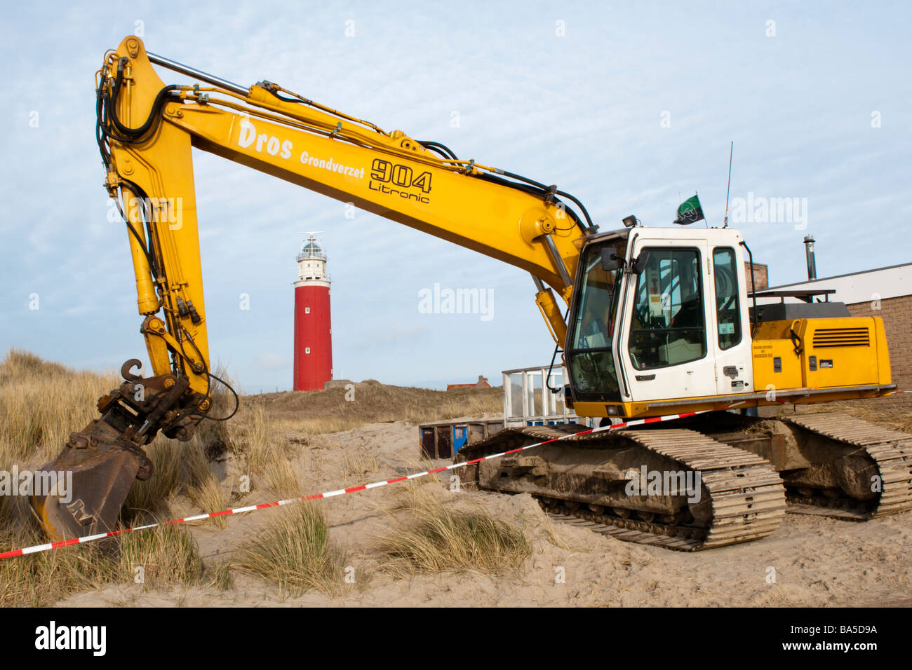 Blick auf den Leuchtturm der Insel Texel über unter dem Baggerarm Stockfoto