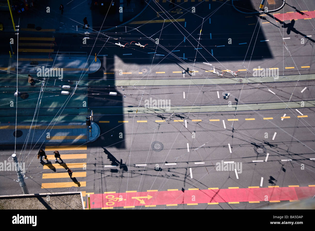 Straße mit Straßenbahn elektrische Struktur in Genf, Schweiz Stockfoto