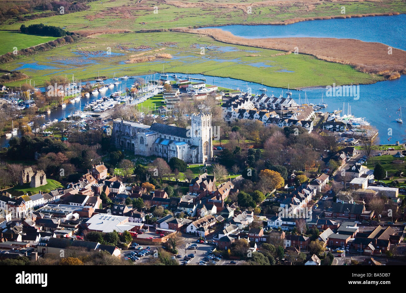 Luftaufnahme der Stadt Christchurch, Kai, Priorat, Hafen, Marschland. Dorset. VEREINIGTES KÖNIGREICH. Treffen der Flüsse Avon und Stour. Stockfoto
