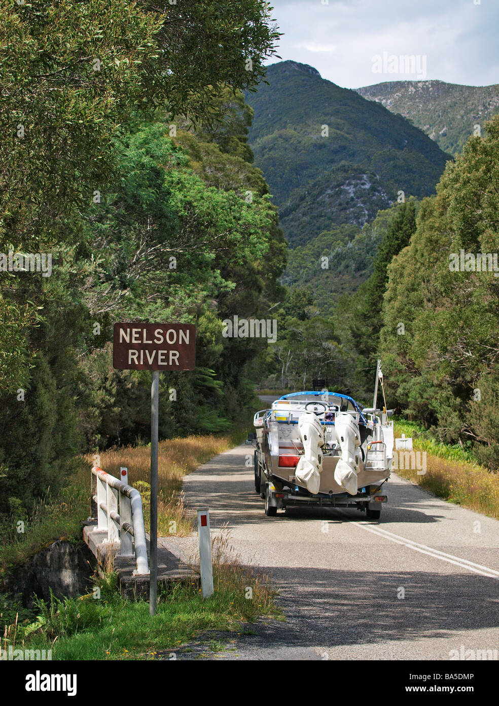 BOOT GESCHLEPPT AUF DER A10 AUTOBAHN BEI NELSON FALLS TASMANIEN AUSTRALIEN Stockfoto