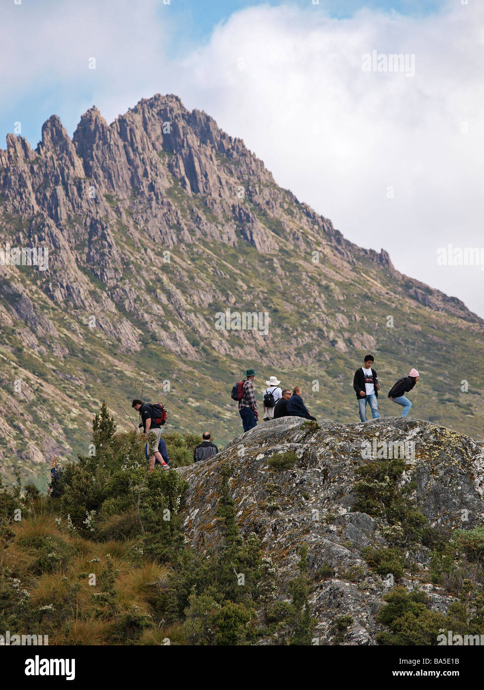 Wanderer auf dem Gletscher rock mit Cradle Mountain im Hintergrund Tasmanien Australien Stockfoto