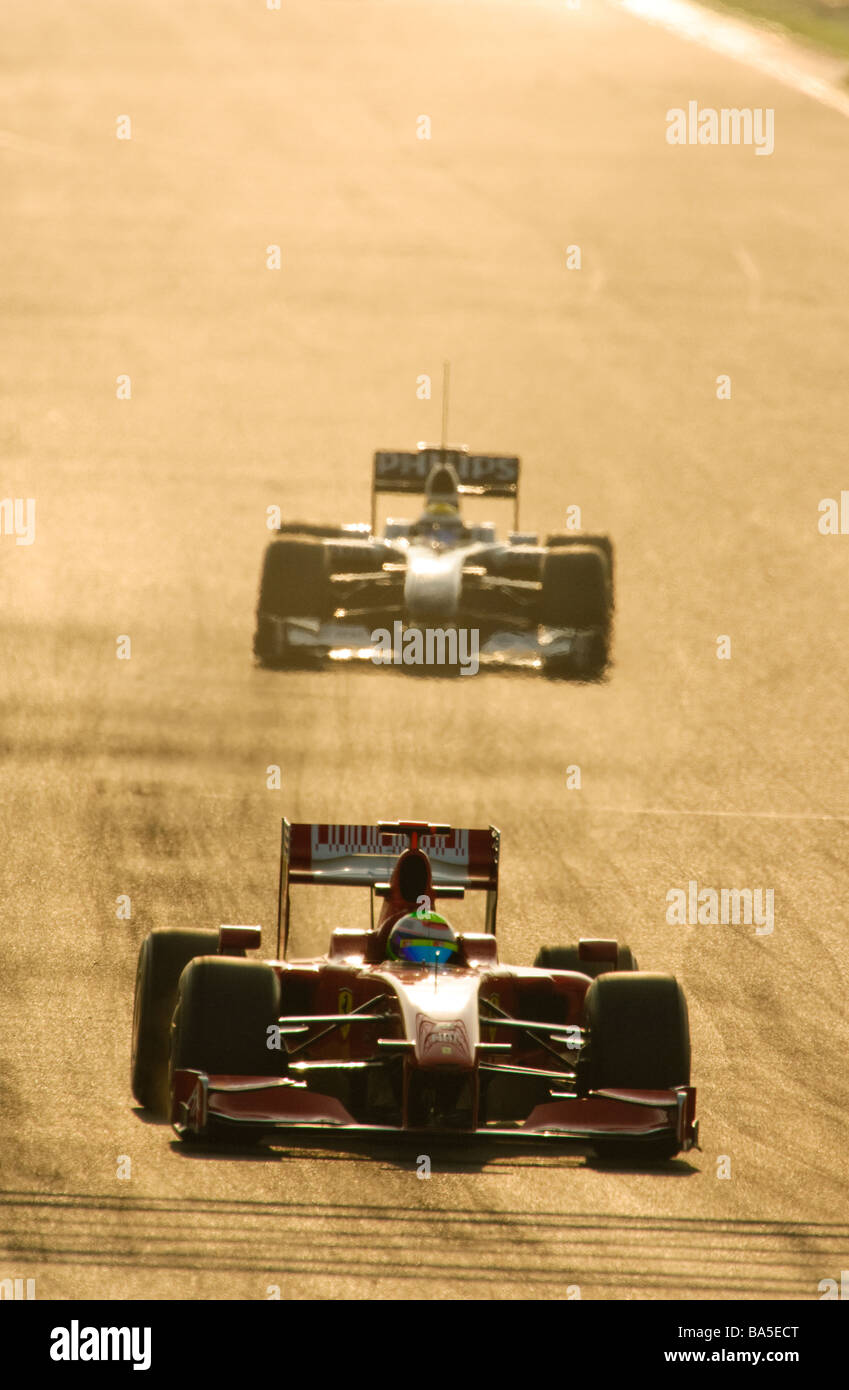 Felipe MASSA im Ferrari F60-Rennwagen, gefolgt von Nico Rosberg bei Formel1 Tests Sitzungen im März 2009 Stockfoto