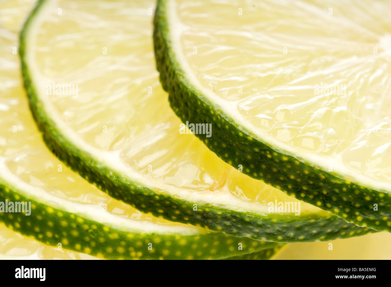 Eine horizontale Makro aus einem Stapel von saftig frisch geschnittene Limetten Stockfoto