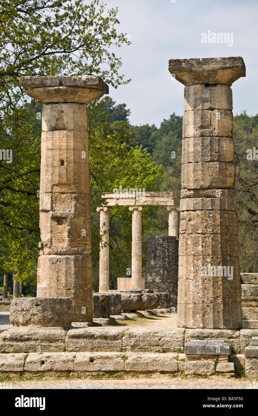 Säulen der Tempel der Hera Heraion mit den Spalten der Philippeion im Hintergrund das antike Olympia, Peloponnes, Griechenland Stockfoto