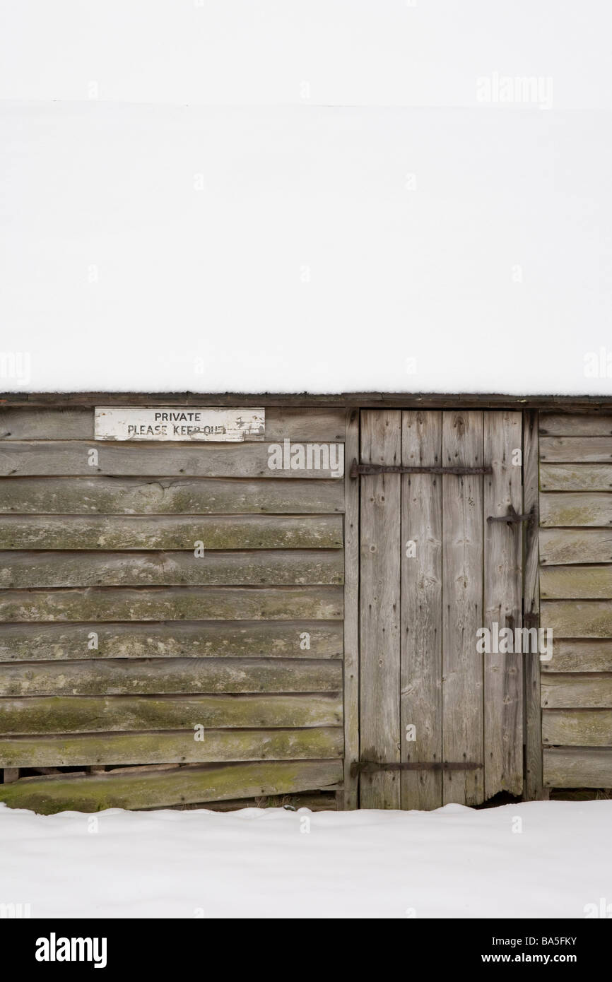 Schnee gebunden Schuppen mit Schild "private behalten" Stockfoto