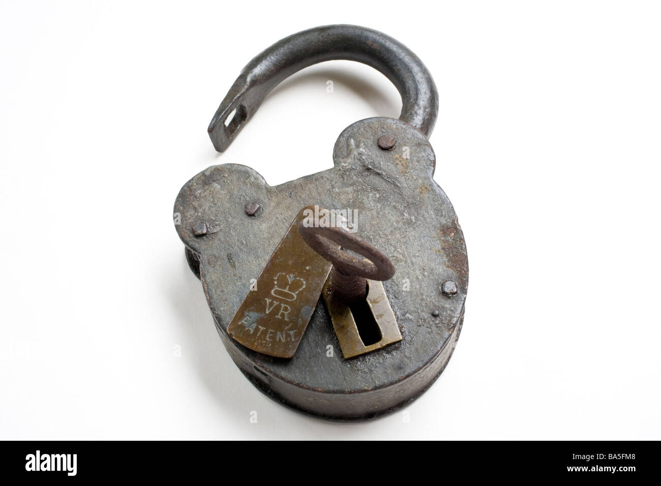Alten viktorianischen Schloss und Schlüssel, geöffnet, mit Schlüssel im Schlüsselloch. Stockfoto