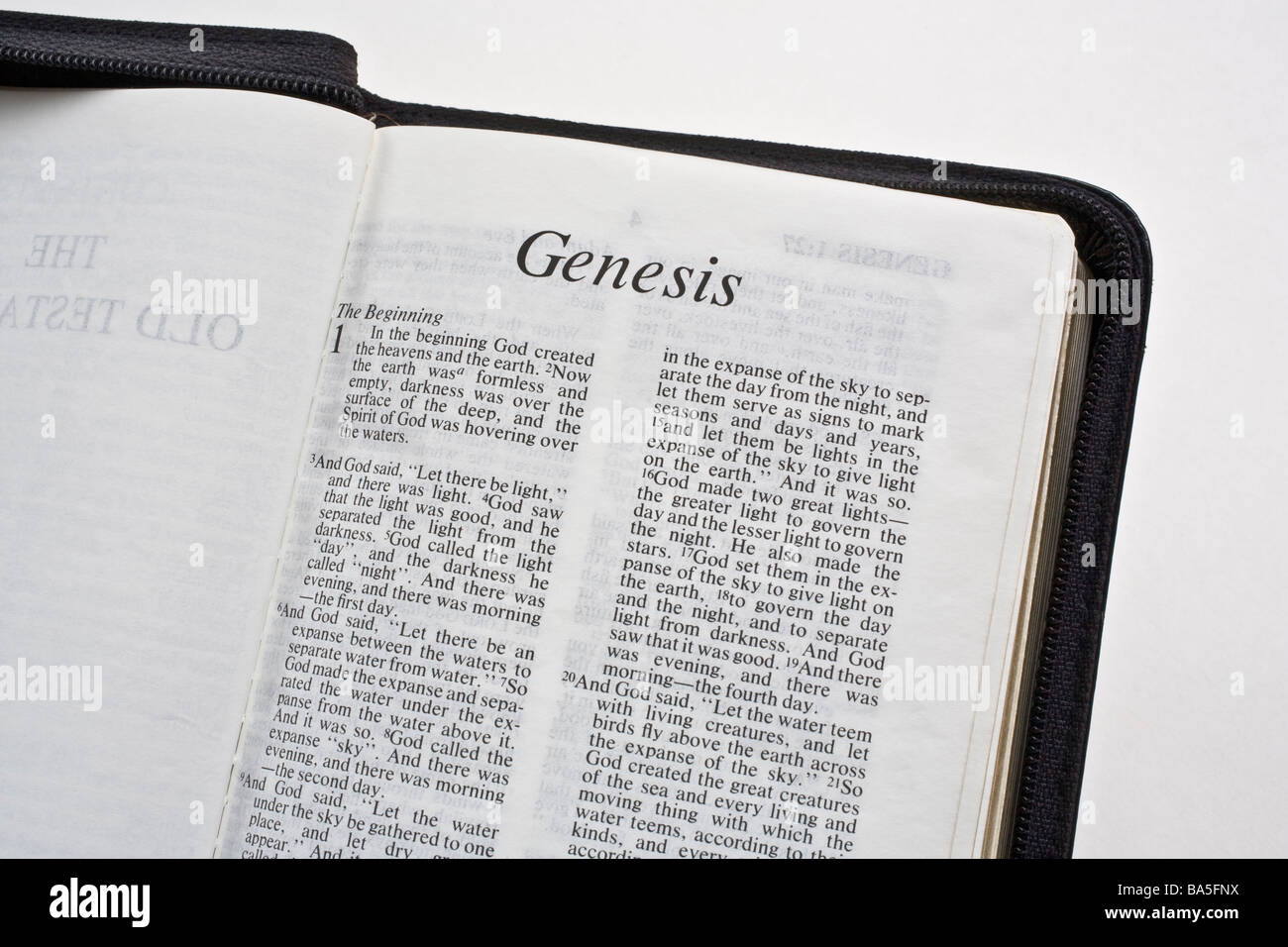 Christliche Bibel öffnen auf der ersten Seite des Buches Genesis Stockfoto