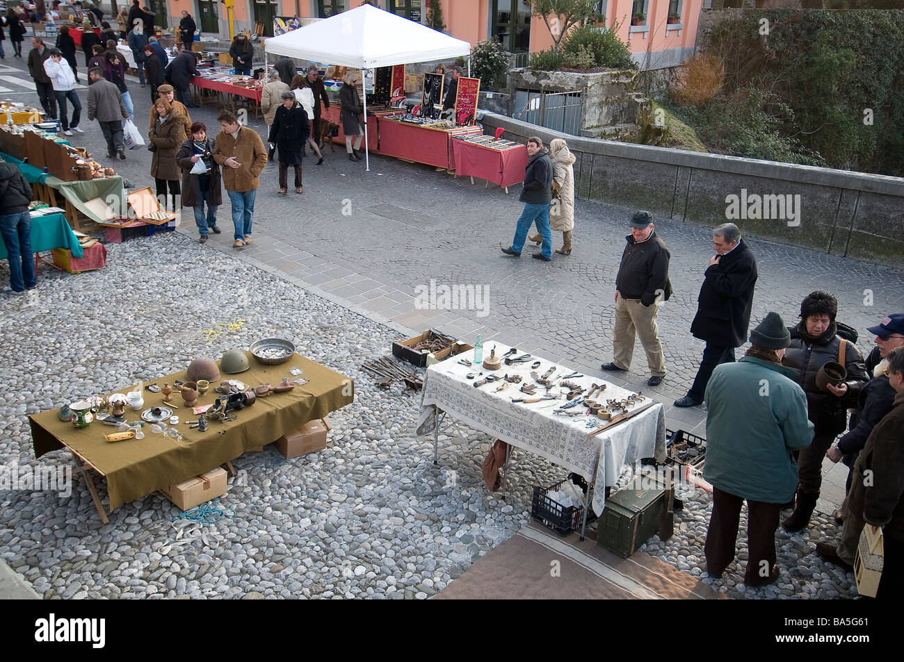 Menschen in den Ständen eines Vintage-Markt Stockfoto
