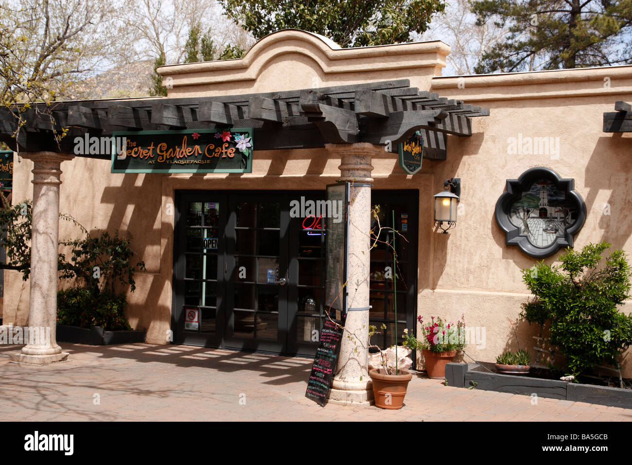 der geheime Garten-Café in Tlaquepaque eine Kunsthandwerk Dorf nach einer traditionellen mexikanischen gestaltet Dorf Sedona Arizona Stockfoto