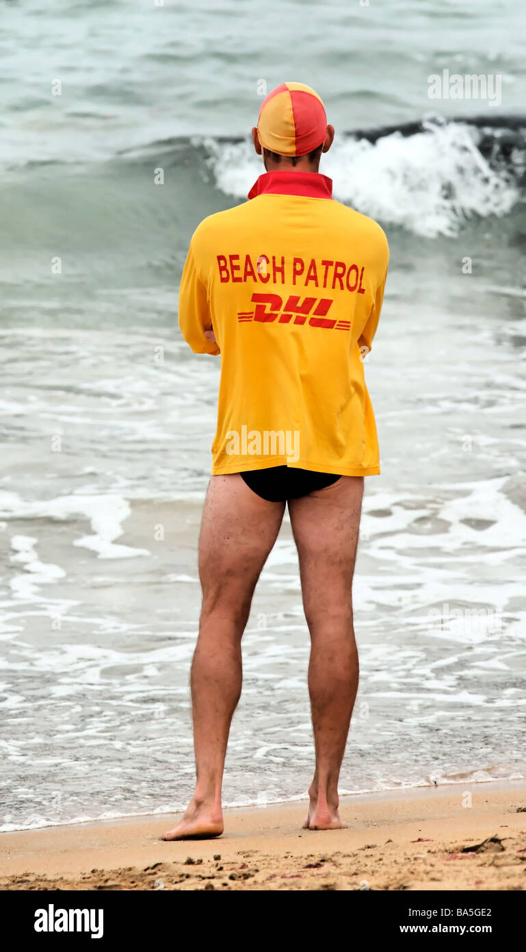 Australische Surf Life Saver am Rand des Wassers tragen eine DHL Beach Patrol Hemd Port Campbell Victoria Stockfoto