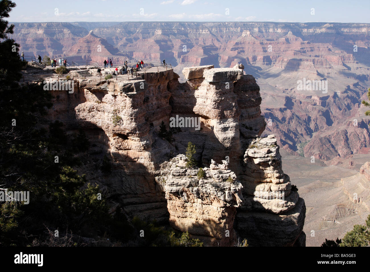 Touristen am Mather Point, einem beliebten Aussichtspunkten über den Grand Canyon South, rim Nationalpark Arizona usa Stockfoto