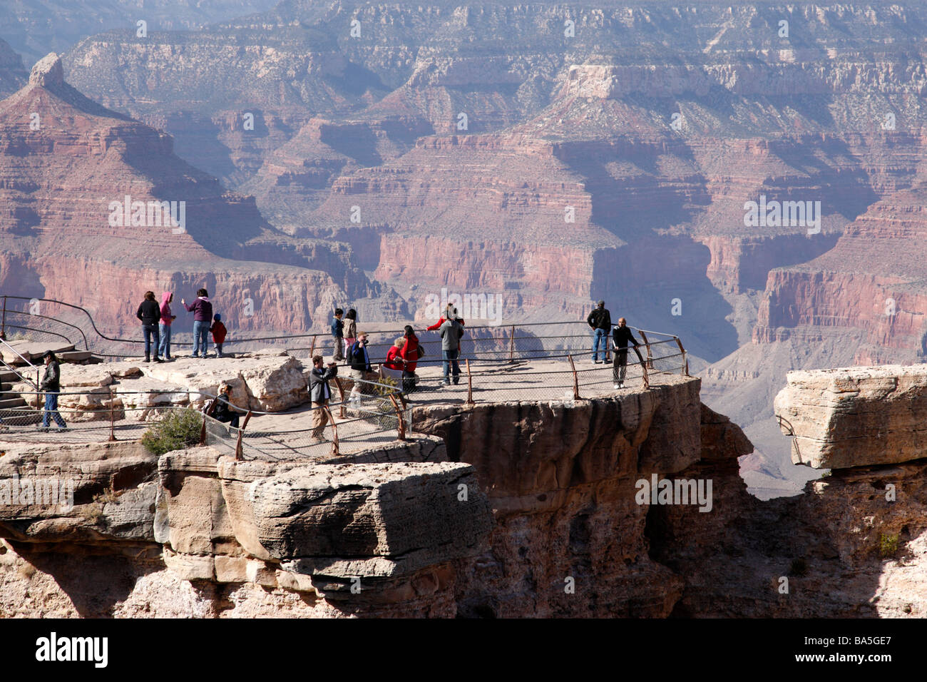 Touristen am Mather Point, einem beliebten Aussichtspunkten über den Grand Canyon South, rim Nationalpark Arizona usa Stockfoto