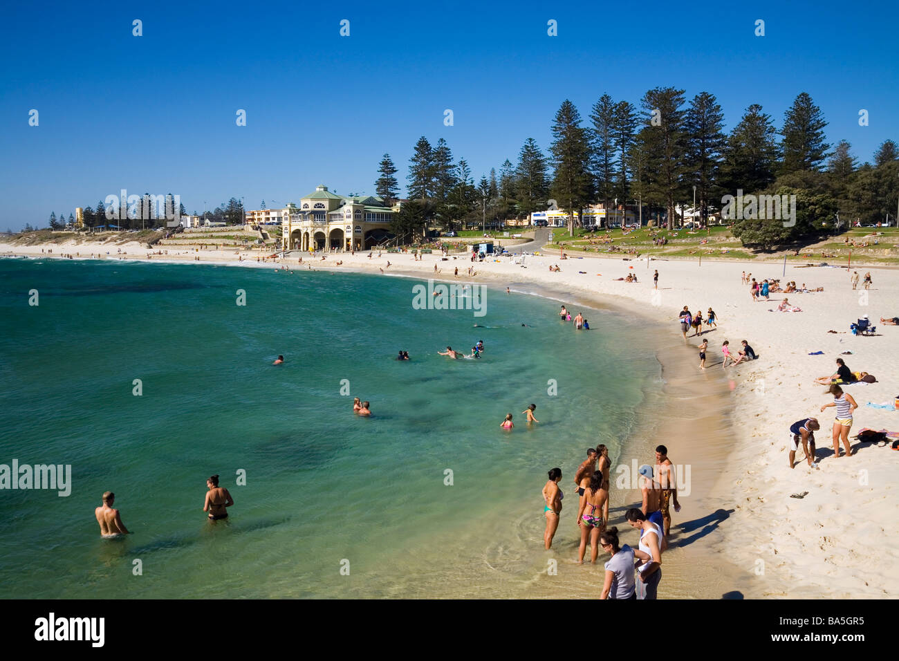 Schwimmer und Sonnenanbeter drängen Cottesloe Beach in Perth, Western Australia, Australien Stockfoto