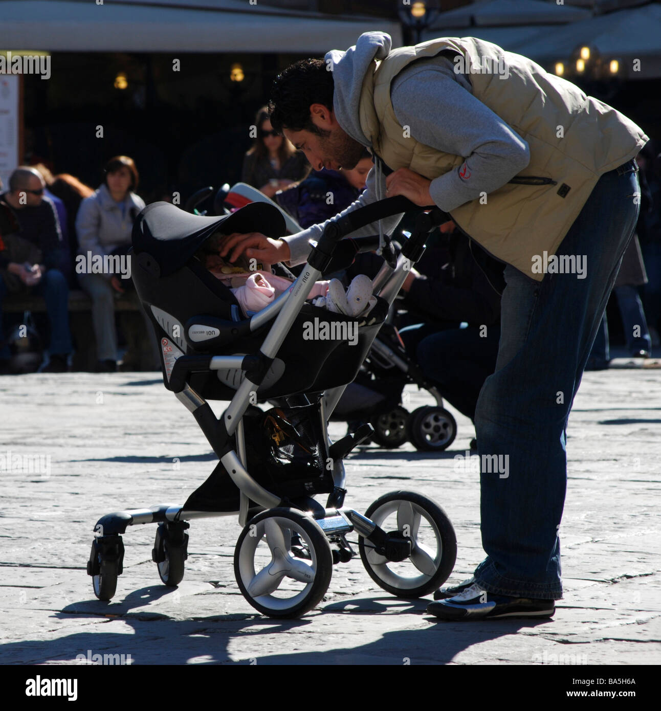 Italienischen Vater und baby Kind, Piazza della Repubblica, Florenz, Italien Stockfoto