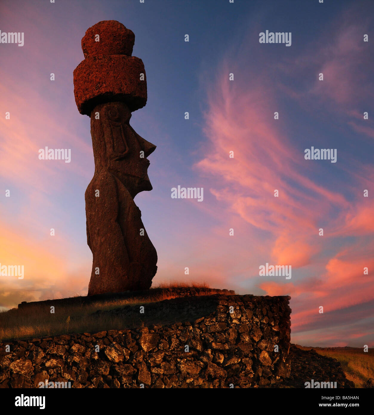 Eine Steinstatue auf der Osterinsel bei Sonnenuntergang Stockfoto