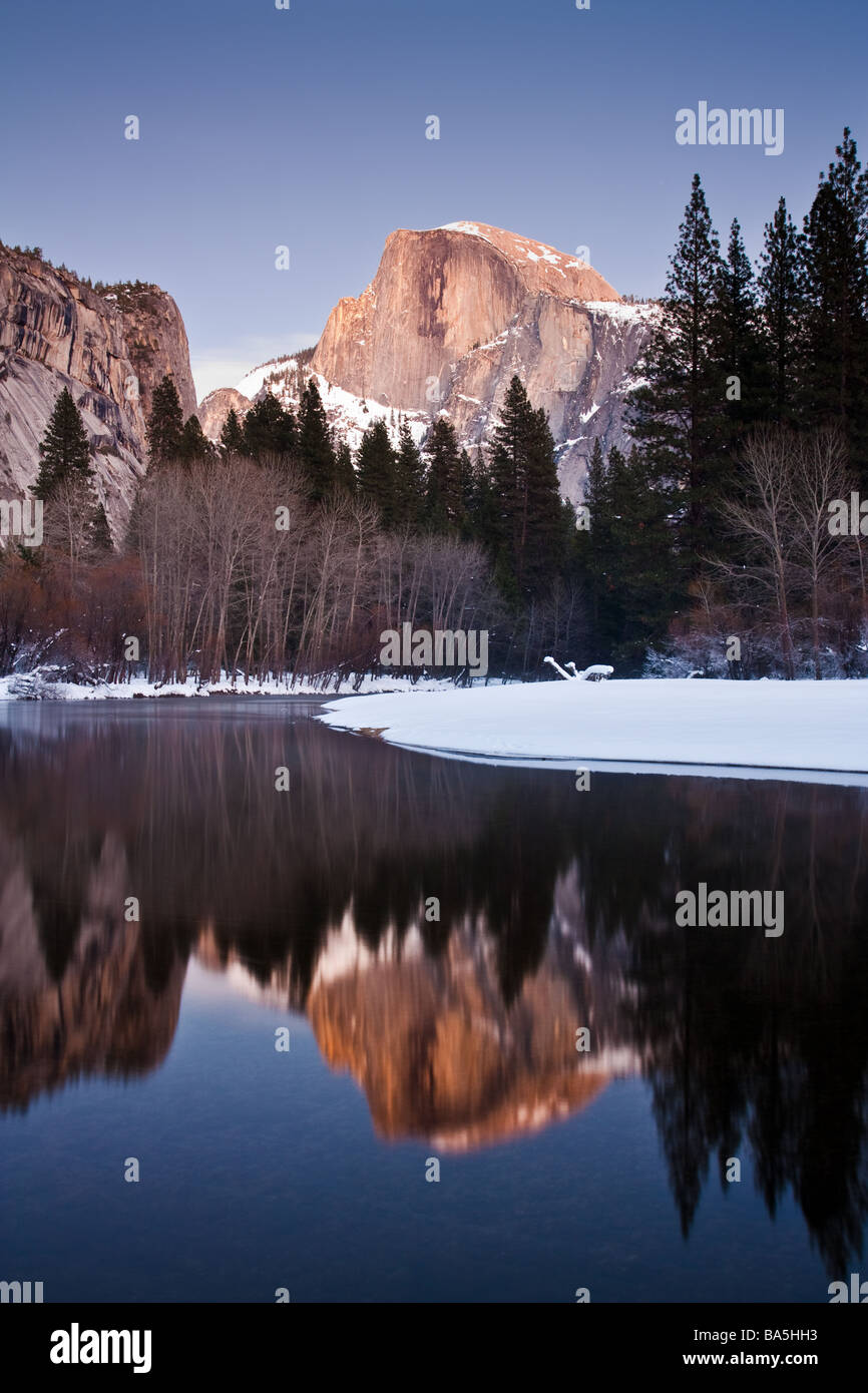 Halbe Kuppel reflektiert in Merced River bei Einbruch der Dunkelheit im Winter, Yosemite-Nationalpark, Kalifornien Stockfoto