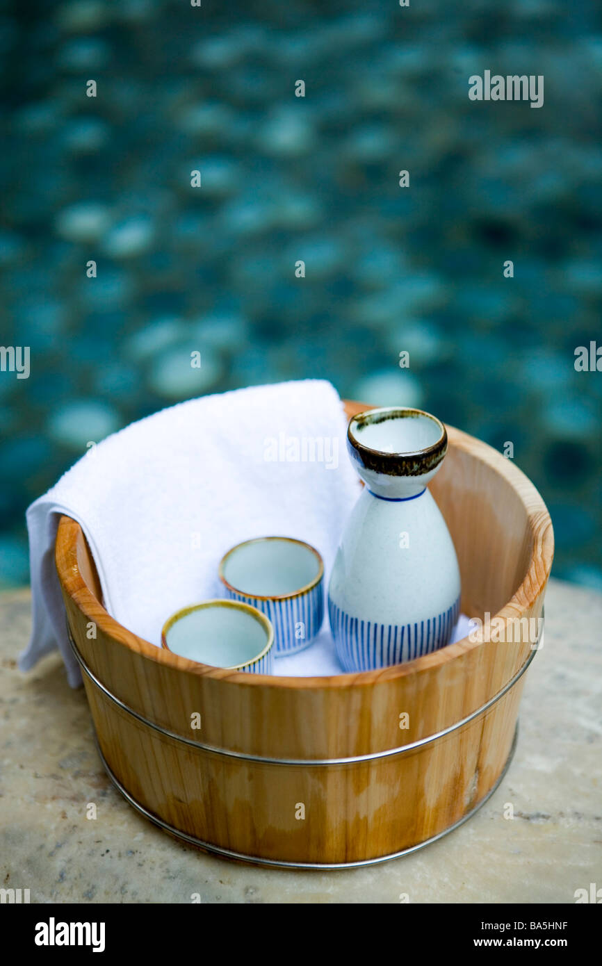 Sake in Eimer auf Stein von Sprudel Stockfoto