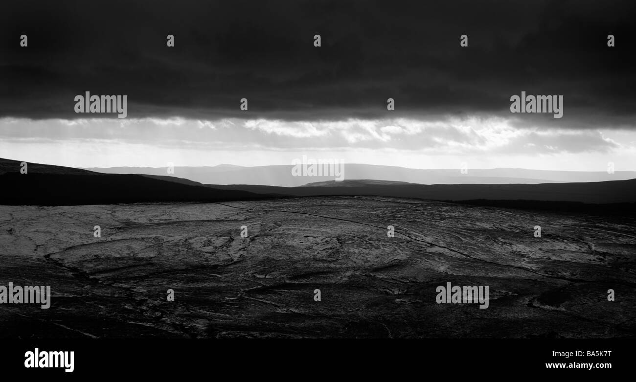 Die North Yorkshire Moors oben Hawes, Ingleborough in der Ferne sichtbar ist Stockfoto
