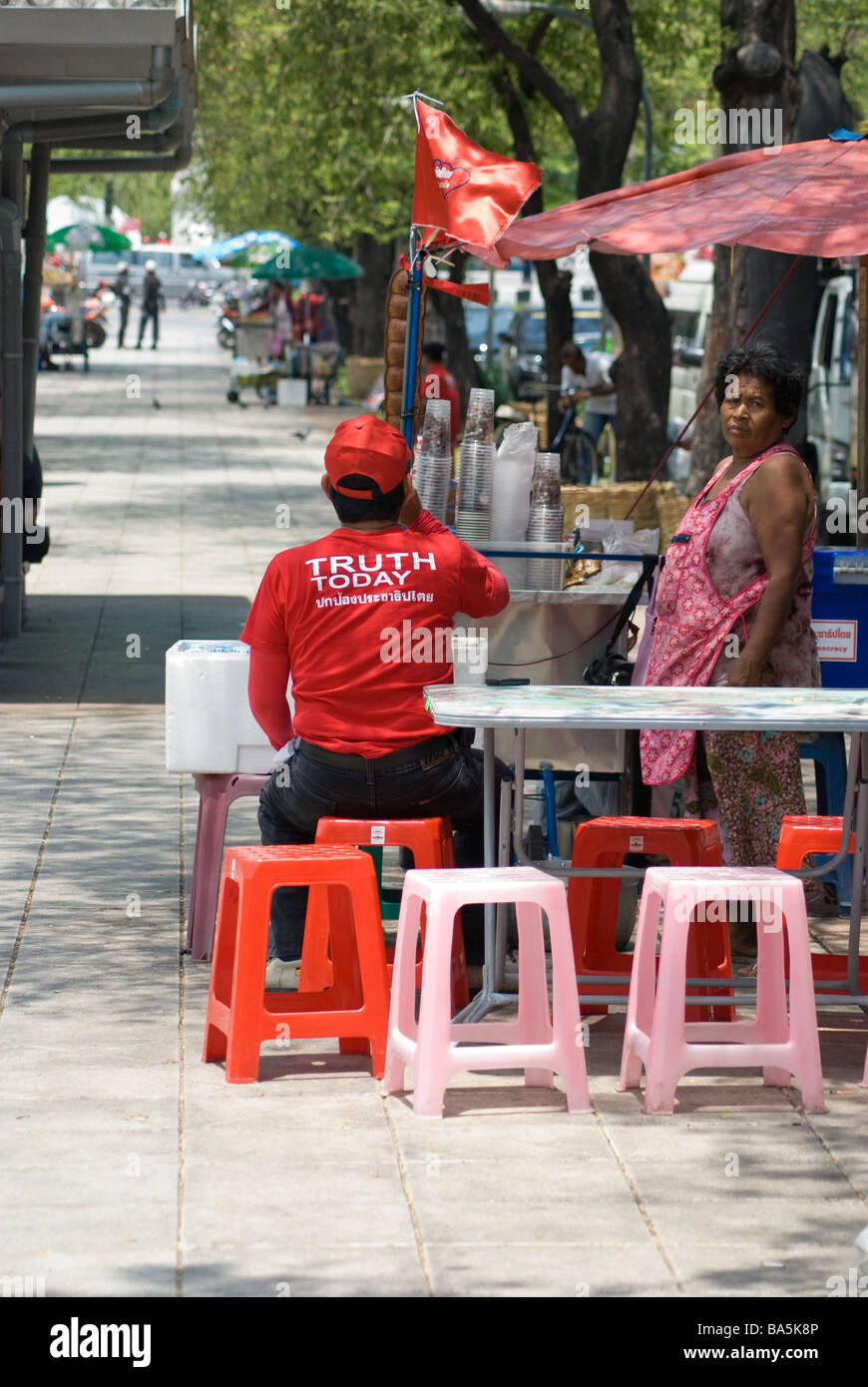 Roten Demonstranten eine Erfrischung Pause während der Demonstration am Government House in Bangkok im April 2009 Stockfoto