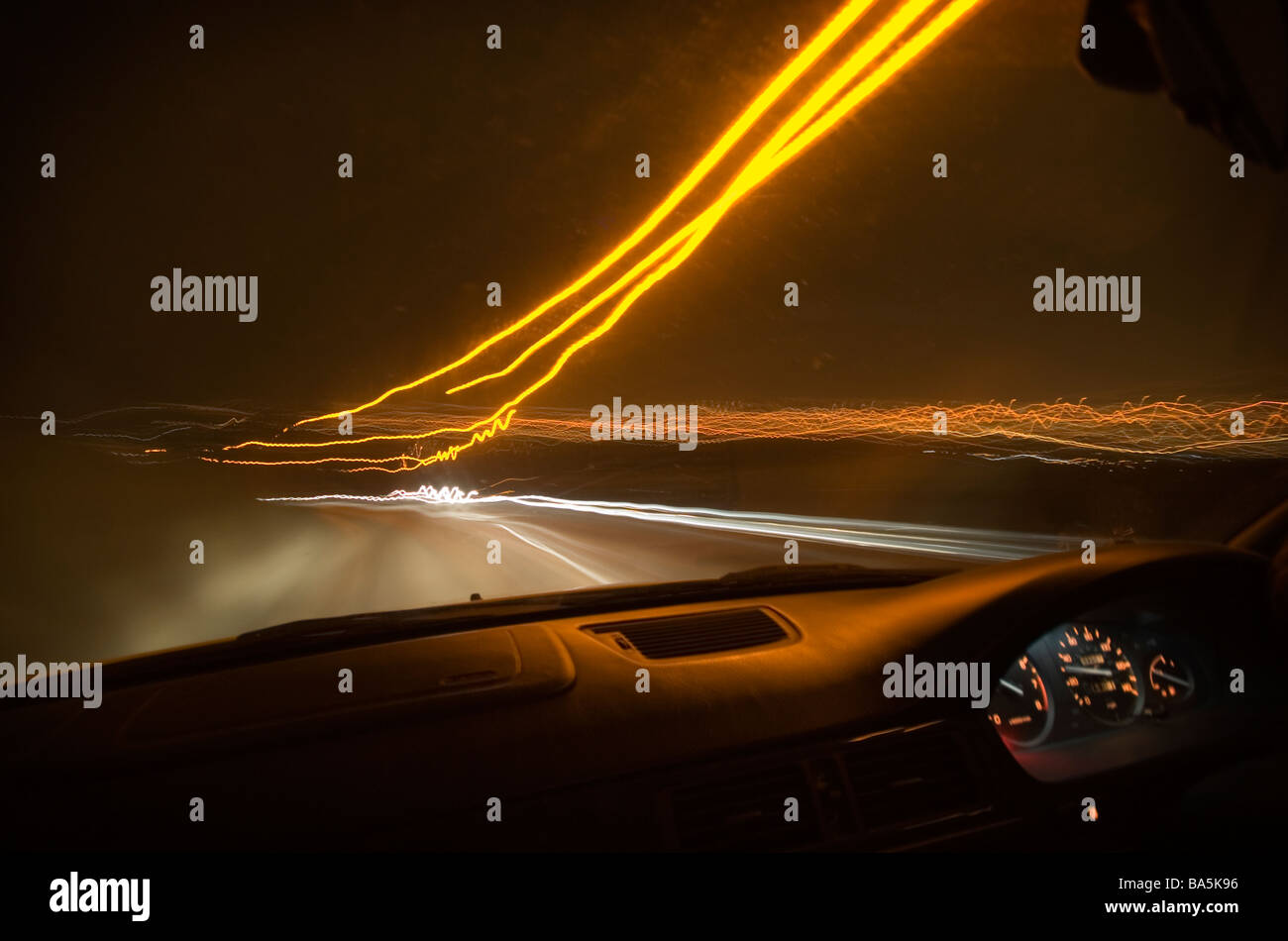 Blick vom Beifahrersitz eines Autos fahren bei Nacht Stockfoto