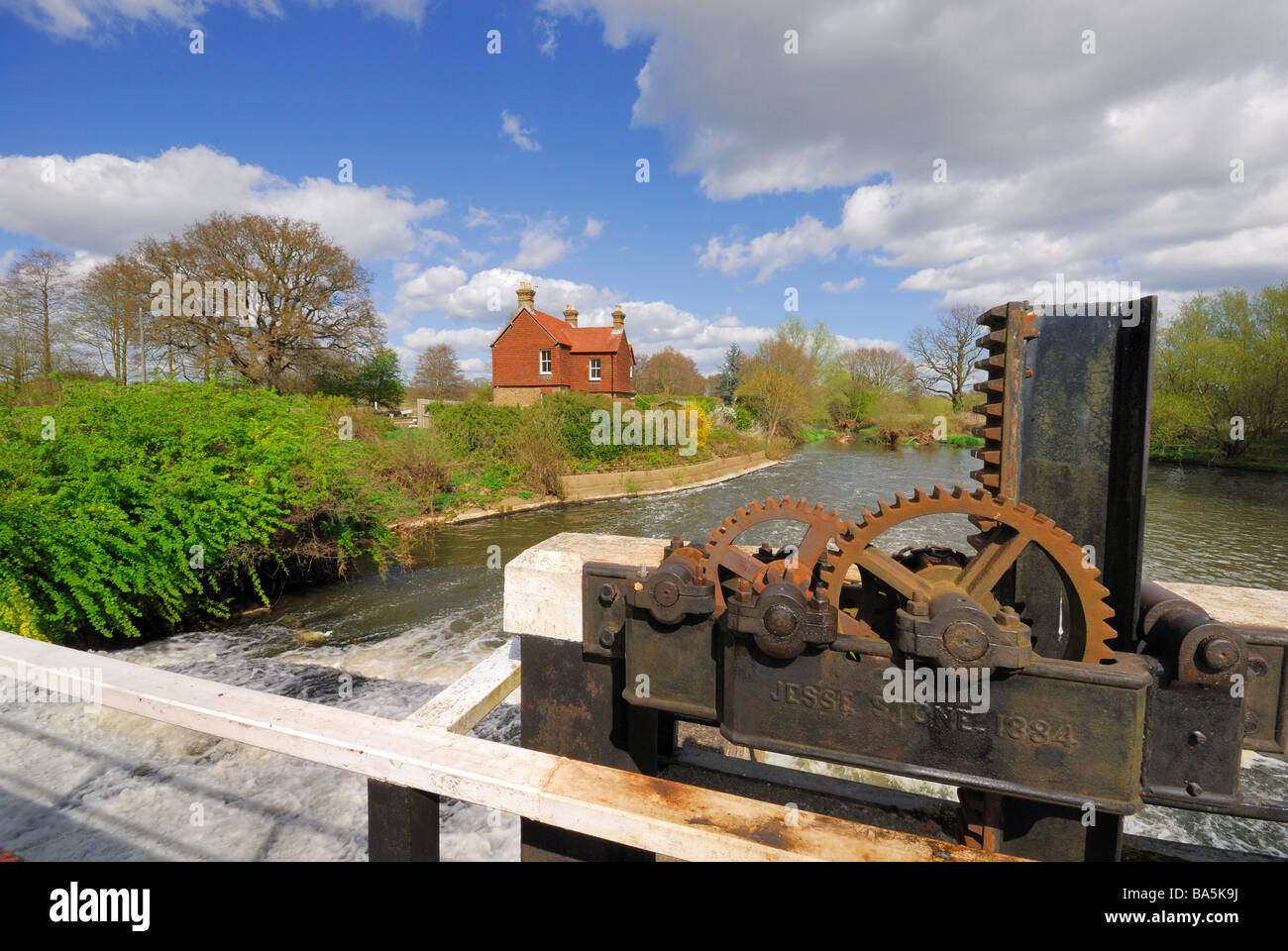 Fluss Wey Wehr an Walsham Surrey UK Stockfoto