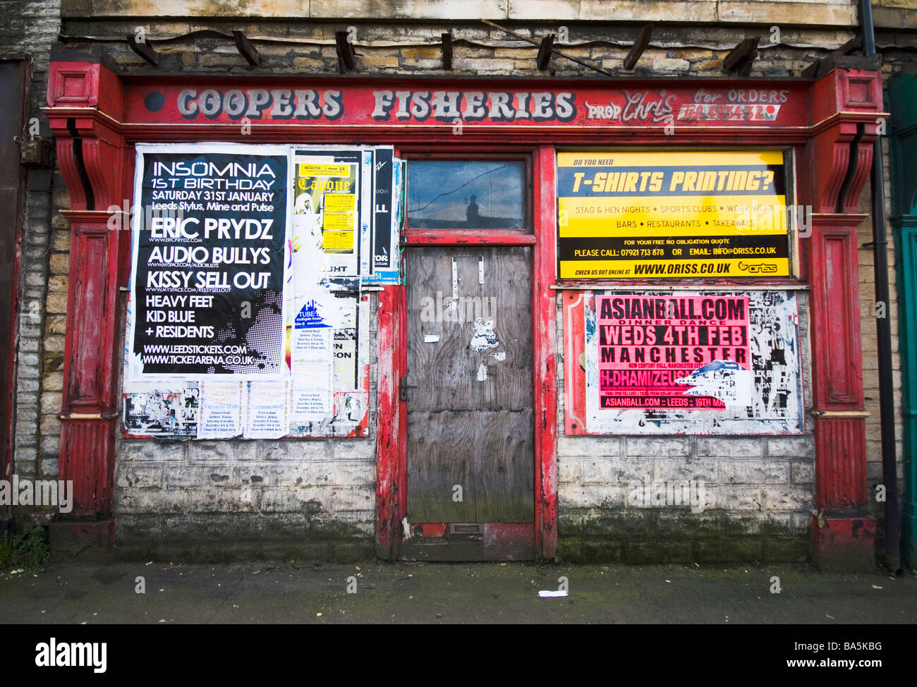 A geschlossen und mit Brettern vernagelt Fish &amp; Chips-Laden. Stockfoto