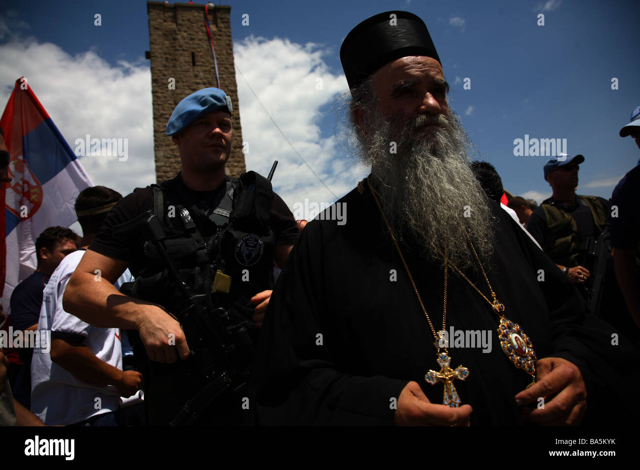 Sicherheit zu erzwingen, Schutz der serbisch-orthodoxen Priester am Denkmal Gazimestan im Kosovo 2007 anlässlich von 1389 Stockfoto