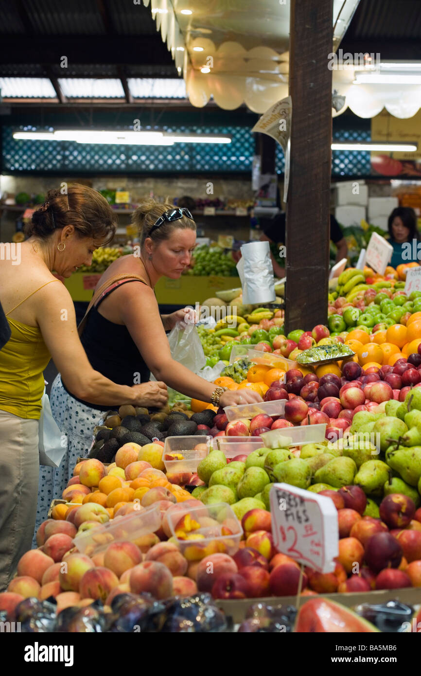 Shopping für Frischwaren in Fremantle Markets.  Fremantle, Western Australia, Australien Stockfoto