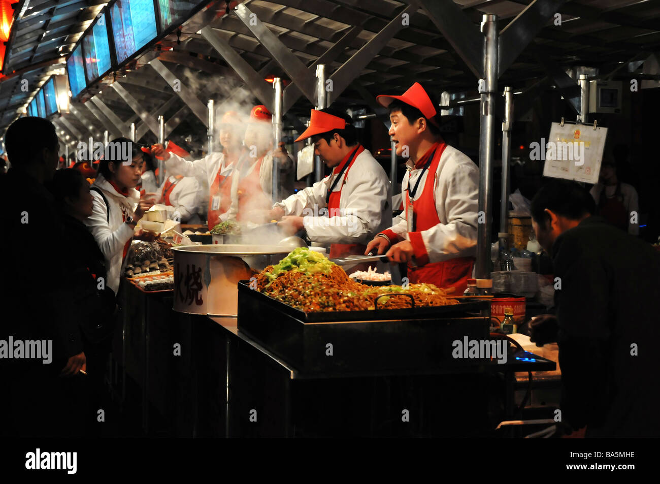 DongHua Männer Nachtmarkt, Peking, China. Chinesischen Imbissbuden in der Nacht. Stockfoto