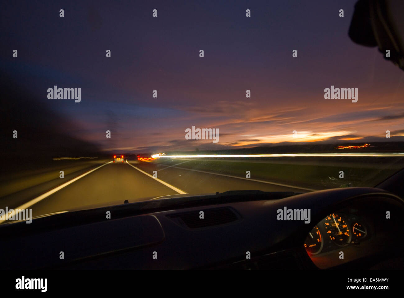Blick vom Beifahrersitz eines Autos fahren bei Nacht Stockfoto