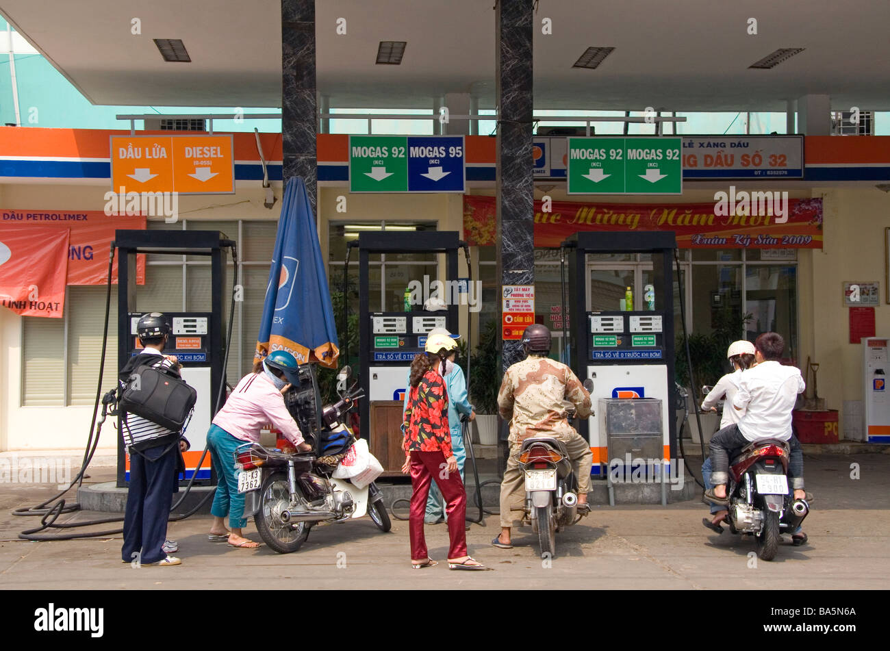 Vietnamesen Kraftstoff ihren Motorrädern an einer Tankstelle in Ho-Chi-Minh-Stadt-Vietnam Stockfoto