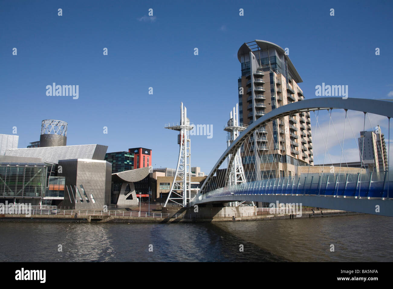 Salford Quays Manchester England UK März Lowry swing Bridge über den Manchester Ship Canal Lowry Gallery und das Outlet-Center Stockfoto