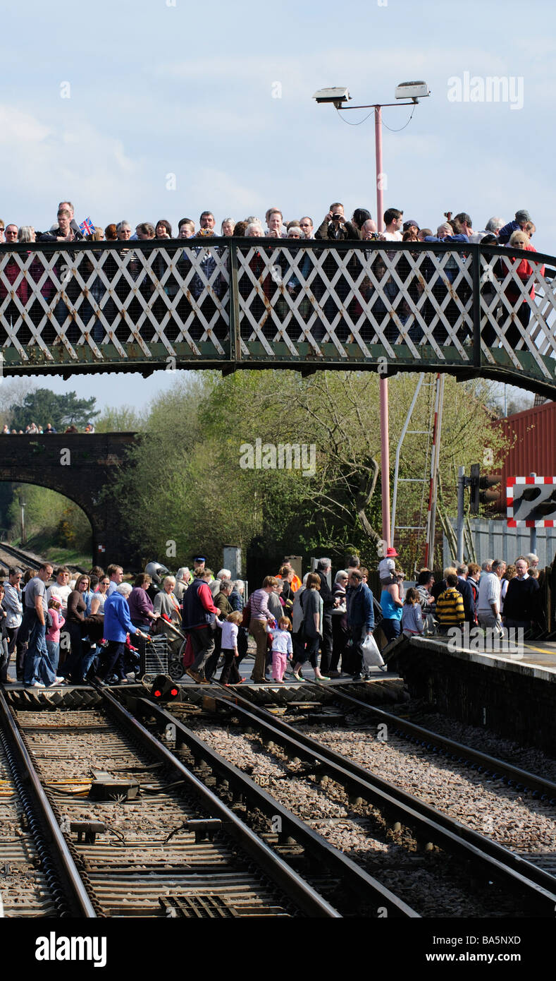 Fußgänger überqueren eine unbemannte Bahnübergang am Bahnhof von Petersfield Hampshire England UK Stockfoto