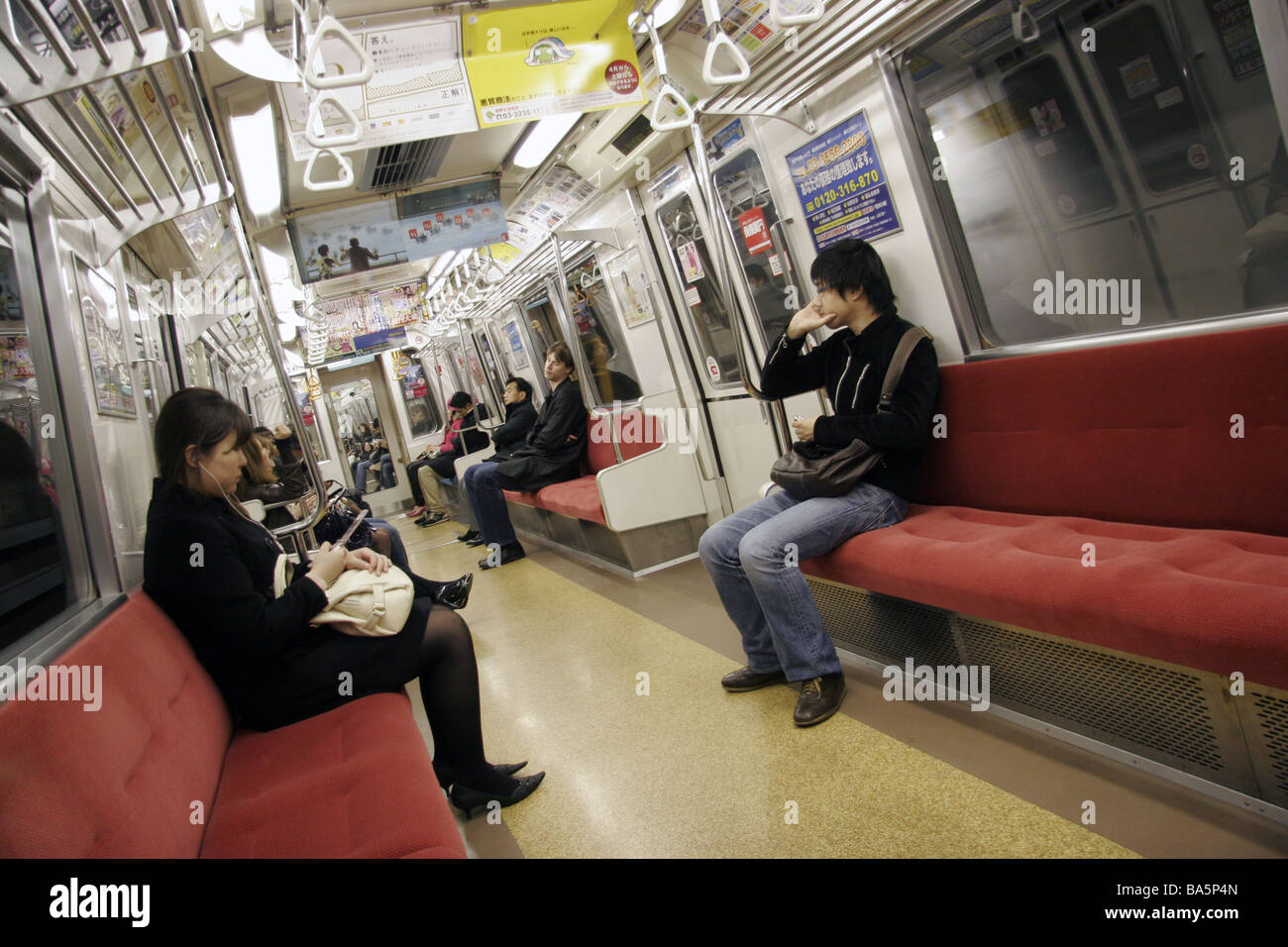 Passagiere in einer u-Bahn in Tokio Japan Stockfoto