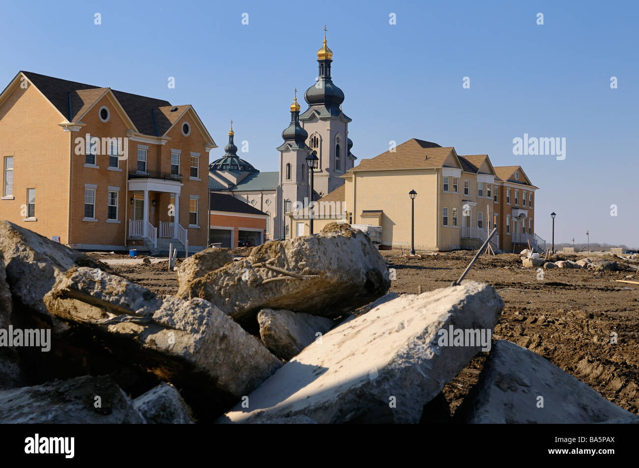 Bau von cathedraltown Gehäuse Entwicklung mit Kathedrale der Verklärung des Slowakischen byzantinischen Ritus der Römisch-katholischen Kirche in Toronto Stockfoto