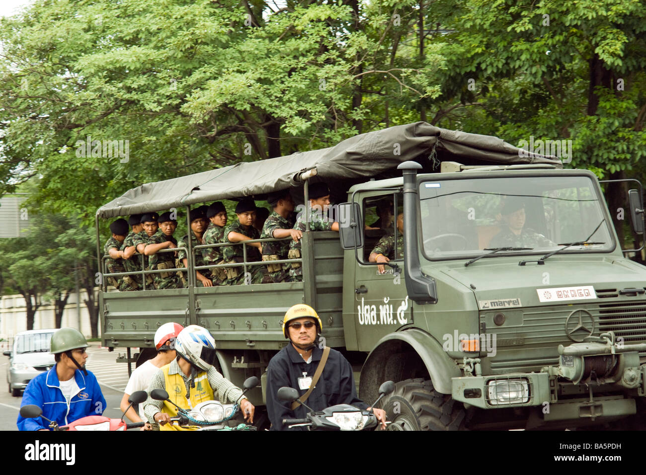 Offene Thai militärischen Transport-LKW mit Soldaten Stockfoto