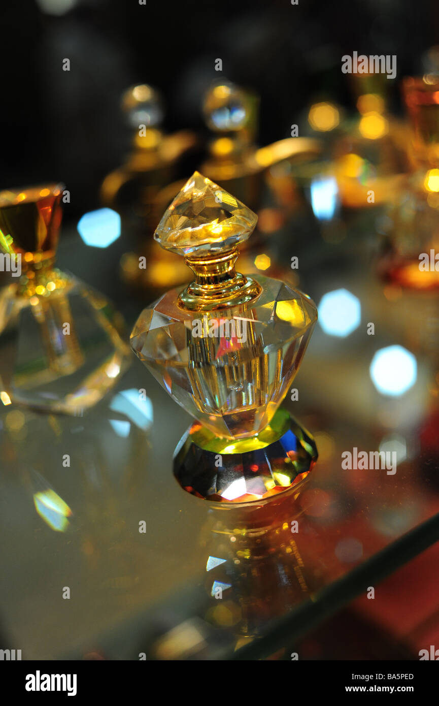 Ägypten Assuan verzierten Parfüm-Flaschen im Regal einer feinen Parfüm-Fabrik in Assuan Stockfoto