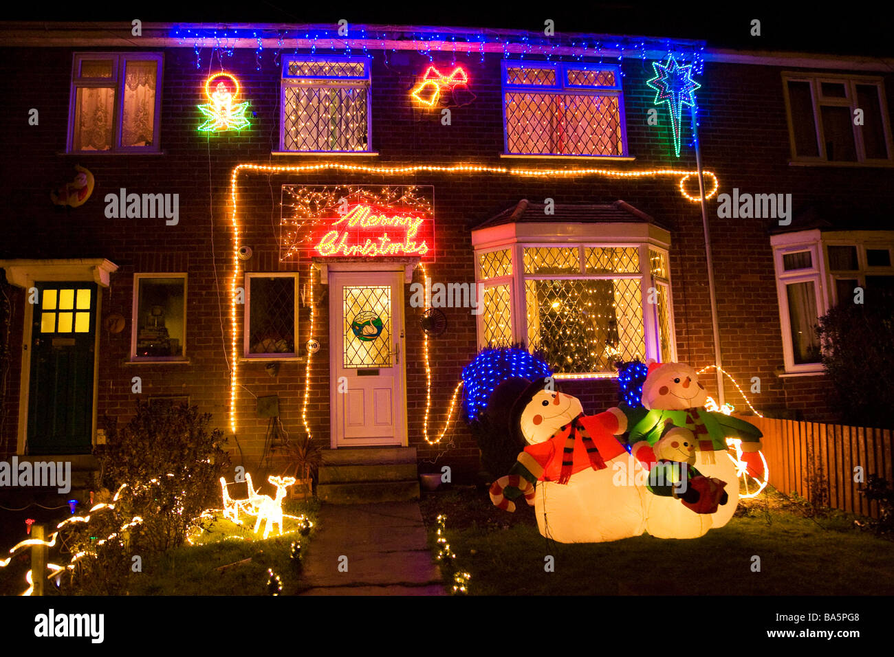 Weihnachtsbeleuchtung auf der Vorderseite eines Hauses in Suffolk, UK Stockfoto