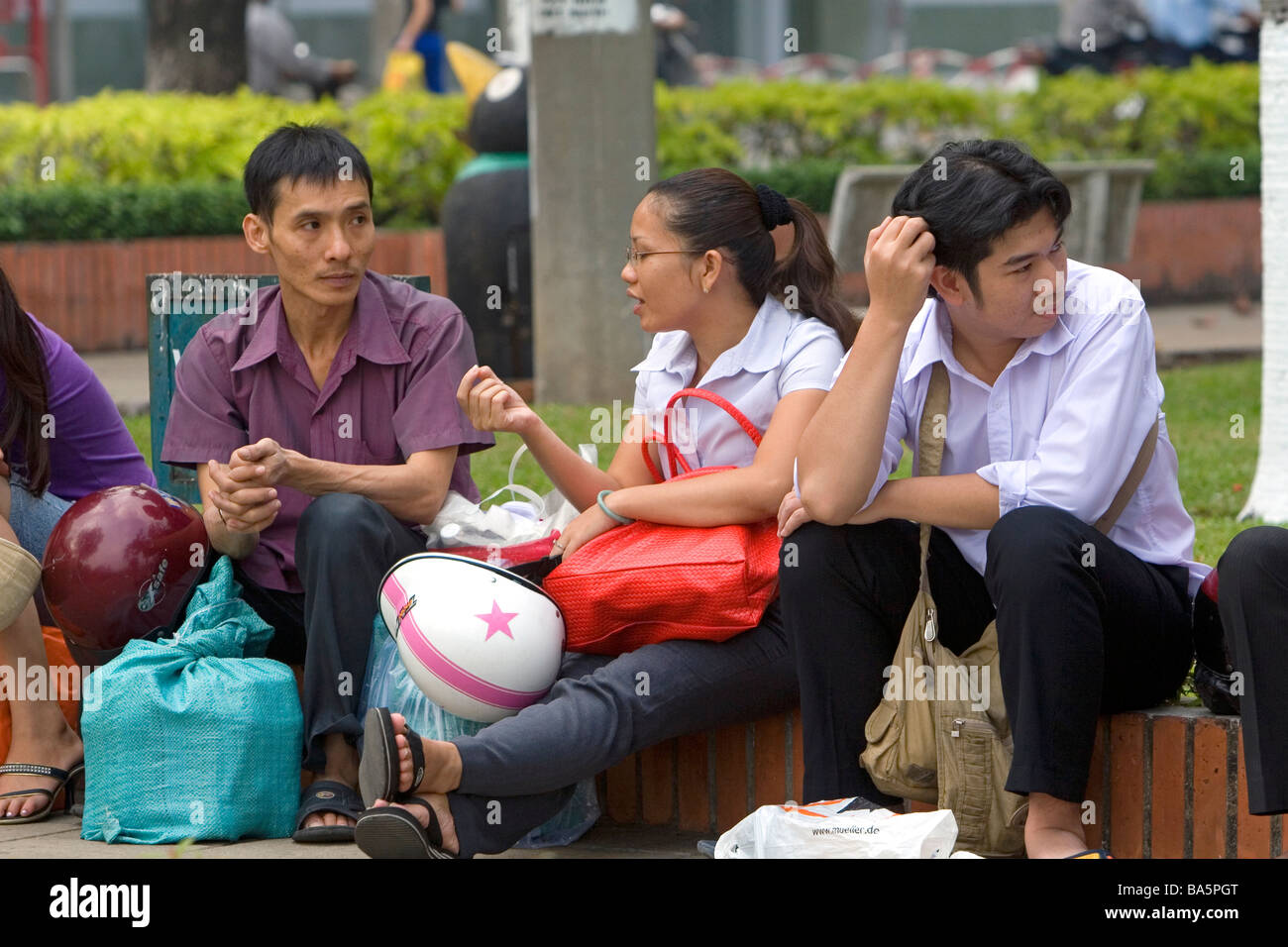 Vietnamesische Arbeitnehmer warten auf einer Fähre zu überqueren Sie den Fluss Saigon in Ho-Chi-Minh-Stadt-Vietnam Stockfoto