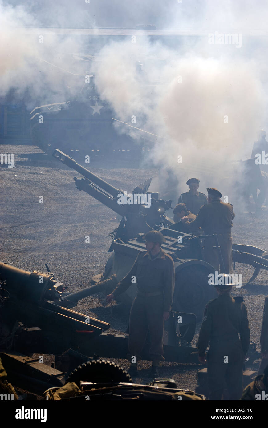 WW2 Feld Gewehrschüsse von Mannschaften mit Rauch weht wieder über die Einlagerung. Stockfoto