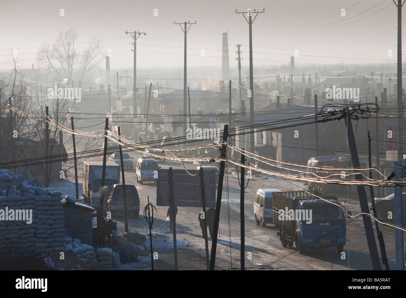 Schrecklich die Luftverschmutzung aus Kohlefeuer und Fahrzeuge hängt über Slums in Nordchina Suihua Stadt Stockfoto