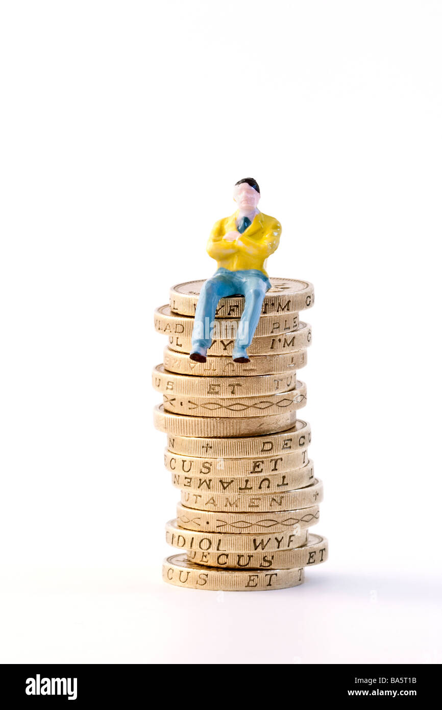 Modell der Mann sitzt auf einem Pfund-Münzen Stockfoto