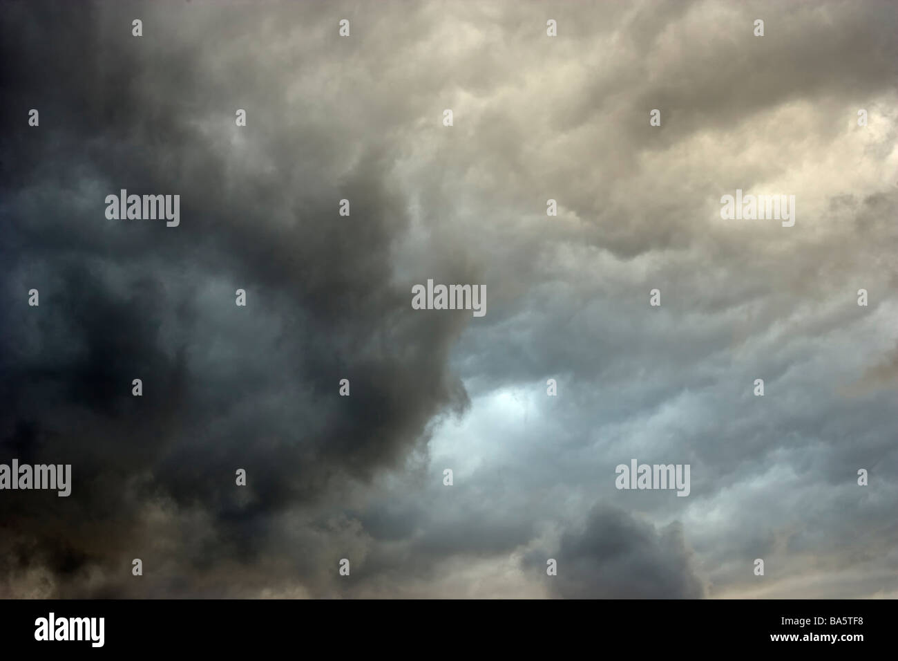 Gewitterwolken zu sammeln, wie eine nahende Front bewegt sich in Stockfoto