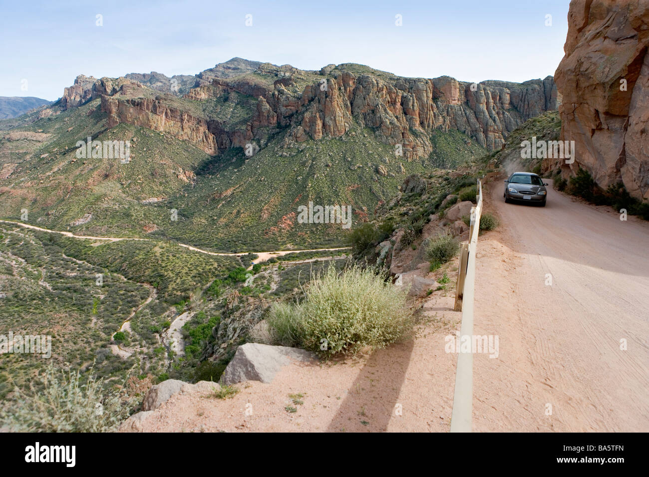 Touristen in einem Auto verhandeln der Schotterstraße, die viel von der Apache Trail östlich von Phoenix Arizona umfasst Stockfoto