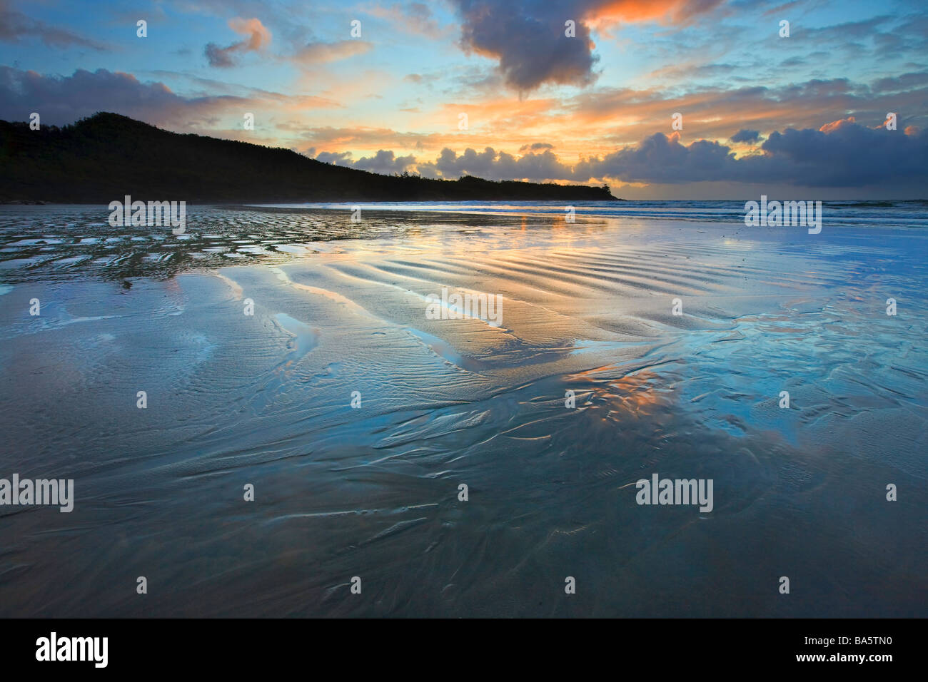 Dramatische Wolken und Sonnenuntergang über dem Strand entlang Cox Bay in der Nähe von Tofino einen Übergangsbereich des Clayoquot Sound UNESCO. Stockfoto