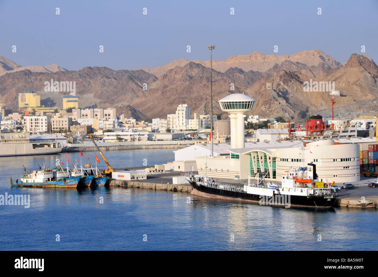 Felsenlandschaft am Ufer und Port Sultan Qaboos in Muttrah werden auch als Mutrah Teil des Muscat Oman „Golf von Oman“ Asien bezeichnet Stockfoto