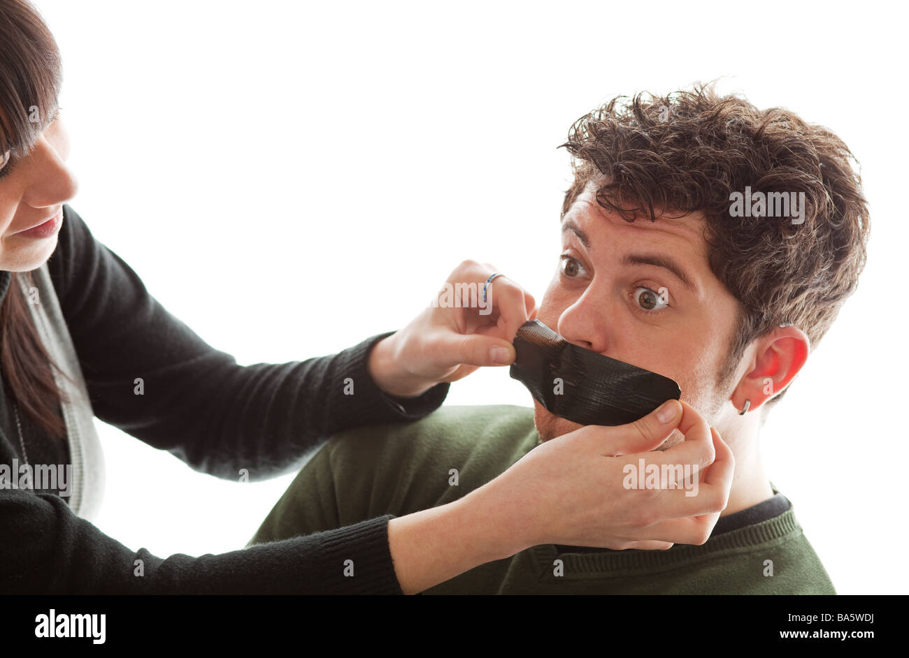 Mädchen jungen Mann s Mund ein Stück Gaffer-Tape aufkleben Stockfoto ... Mädchen jungen Mann s Mund ein Stück Gaffer-Tape aufkleben Stockfoto ...