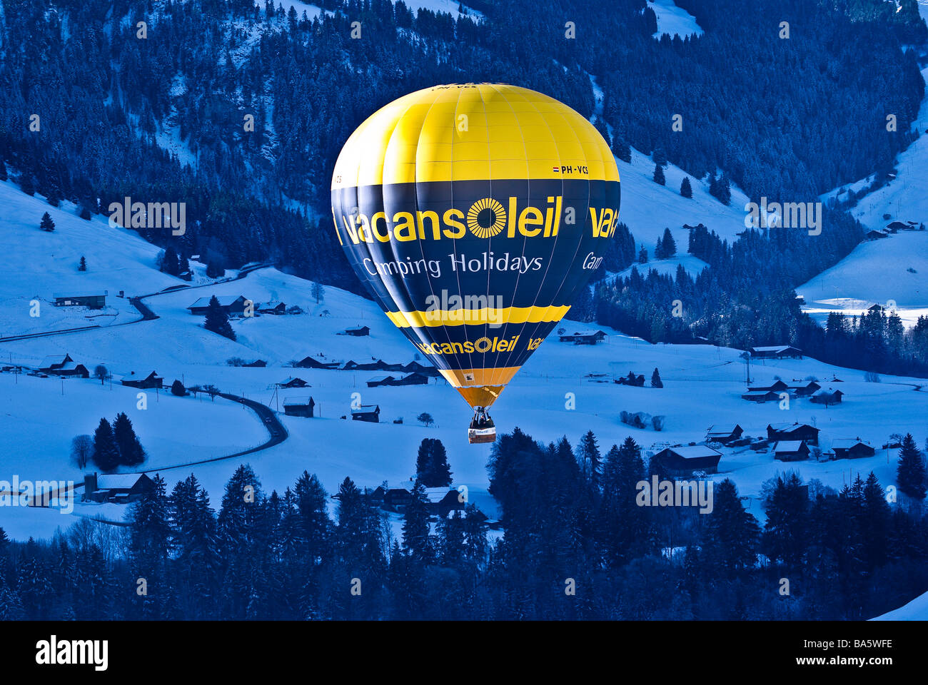 Gelb und blau "Vacansoleil" Heißluftballon an der 2009 Chateau d Oex, Schweiz-internationales Ballon-Festival. Stockfoto