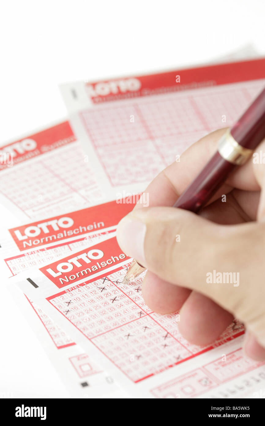 Herren-Hand Kugelschreiber Lotterie-Auftritt füllt Detail Mann Hand Stift Spiel-auftritt schreibt Segel Lotterie Lotto kreuzt Stockfoto