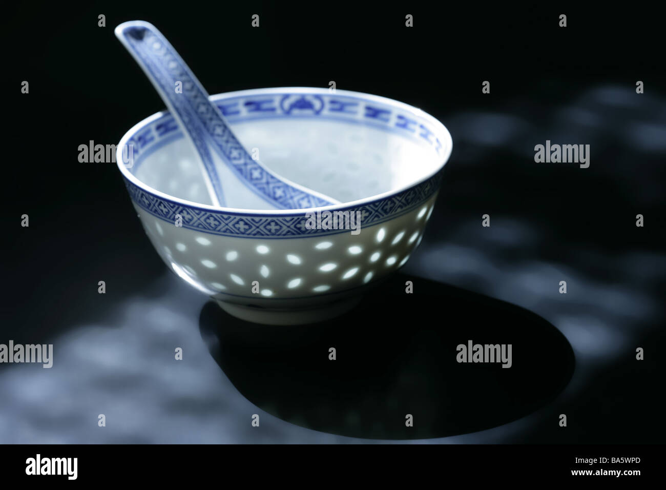 Suppe-Peel asiatische Löffel Geschirr Geschirr Suppe Schüssel Schüssel  Porzellan-Schale Reis-Schale weiß-blaue Symbol Essen chinesischen  japanischen asiatischen Stockfotografie - Alamy